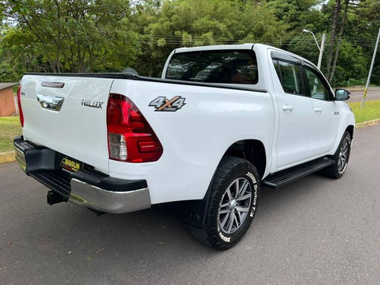 TOYOTA - HILUX - 2017/2017 - Branca - R$ 175.000,00