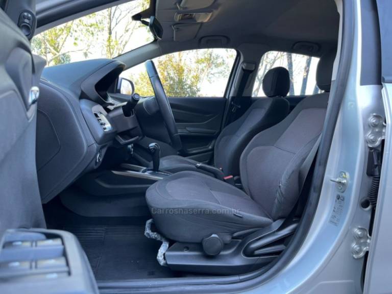 CHEVROLET - ONIX - 2016/2016 - Prata - R$ 61.000,00