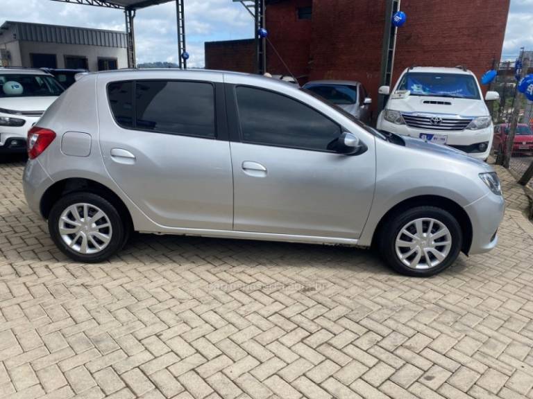 RENAULT - SANDERO - 2015/2015 - Prata - R$ 44.000,00