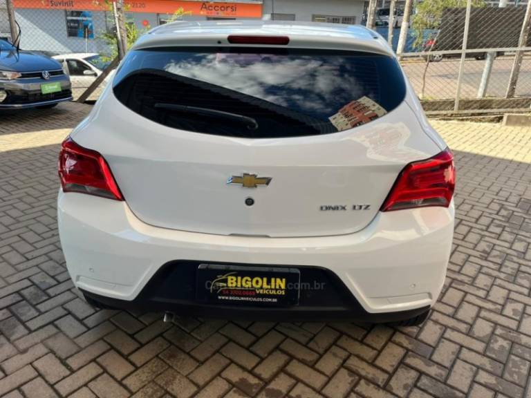 CHEVROLET - ONIX - 2017/2017 - Branca - R$ 67.000,00
