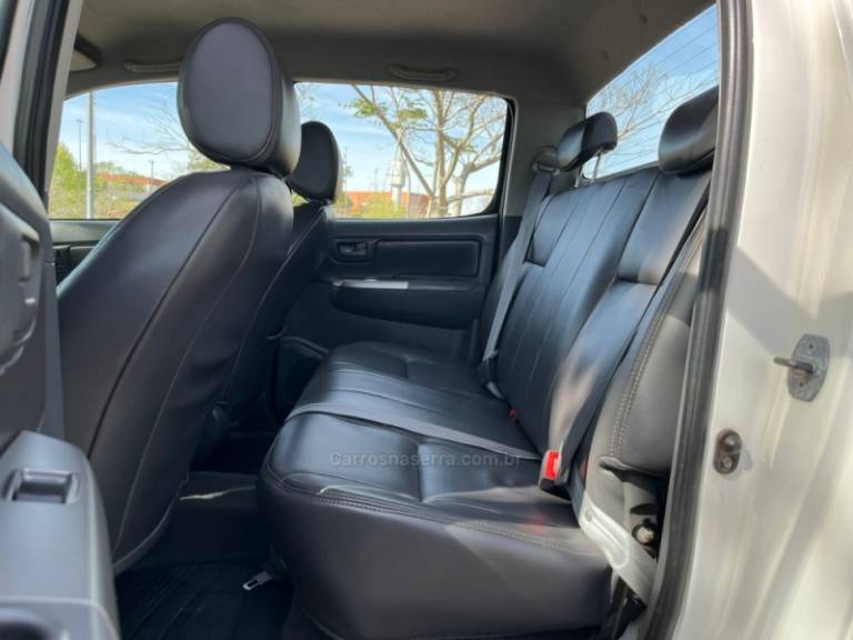 TOYOTA - HILUX - 2013/2013 - Branca - R$ 117.000,00