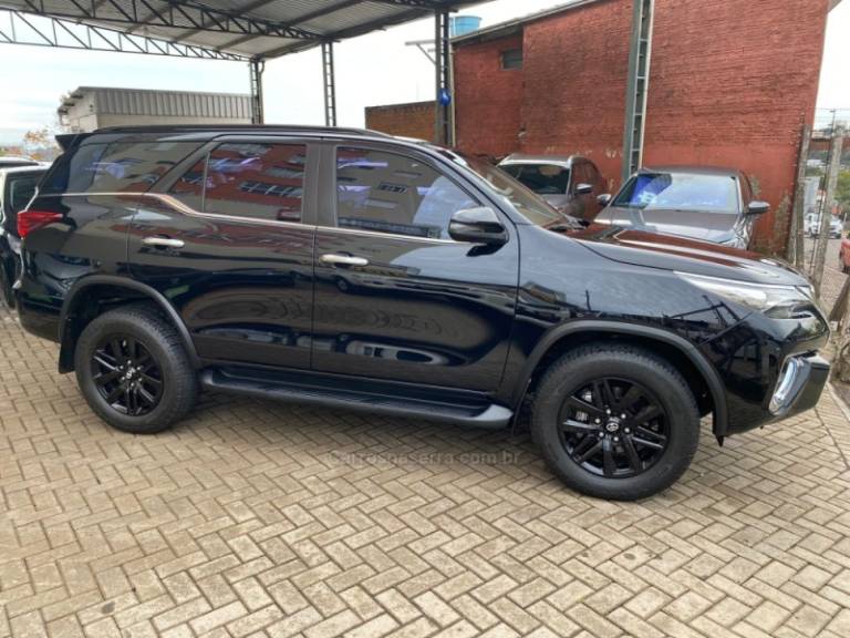 TOYOTA - HILUX SW4 - 2018/2018 - Preta - R$ 235.000,00