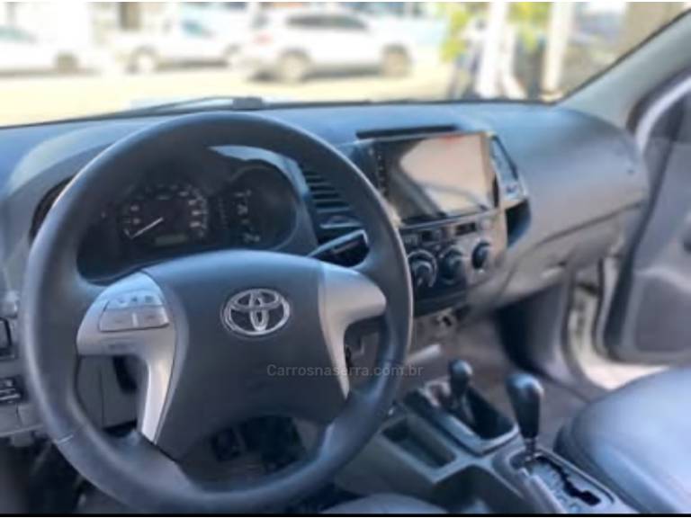 TOYOTA - HILUX - 2013/2013 - Branca - R$ 129.000,00