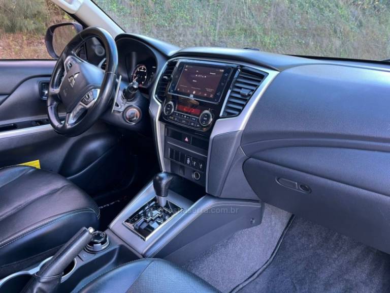 MITSUBISHI - L200 TRITON - 2021/2021 - Prata - R$ 182.000,00