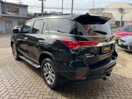 TOYOTA - HILUX SW4 - 2018/2018 - Preta - R$ 230.000,00