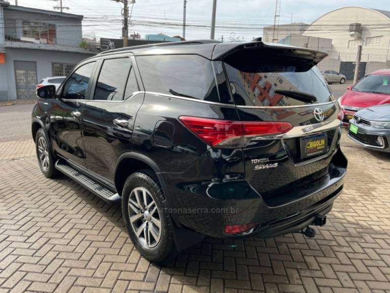 TOYOTA - HILUX SW4 - 2018/2018 - Preta - R$ 230.000,00