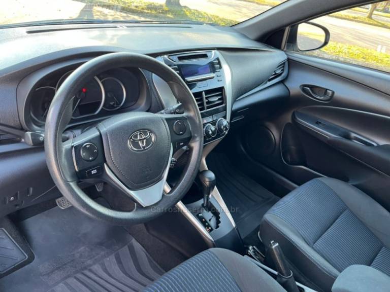 TOYOTA - YARIS - 2021/2021 - Prata - R$ 85.000,00