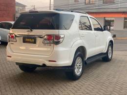 TOYOTA - HILUX SW4 - 2015/2015 - Branca - R$ 158.000,00