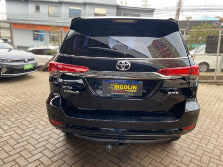 TOYOTA - HILUX SW4 - 2018/2018 - Preta - R$ 235.000,00