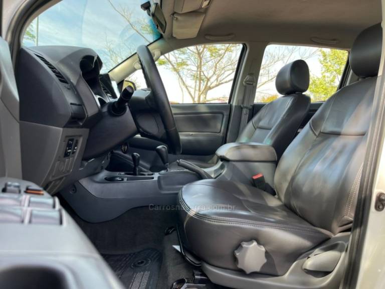 TOYOTA - HILUX - 2013/2013 - Branca - R$ 117.000,00