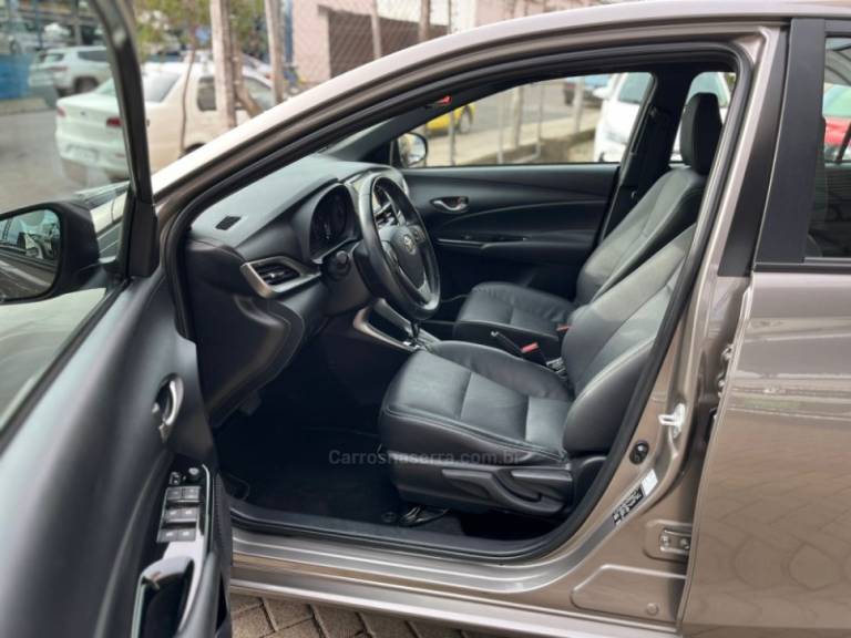 TOYOTA - YARIS - 2019/2019 - Cinza - R$ 86.000,00