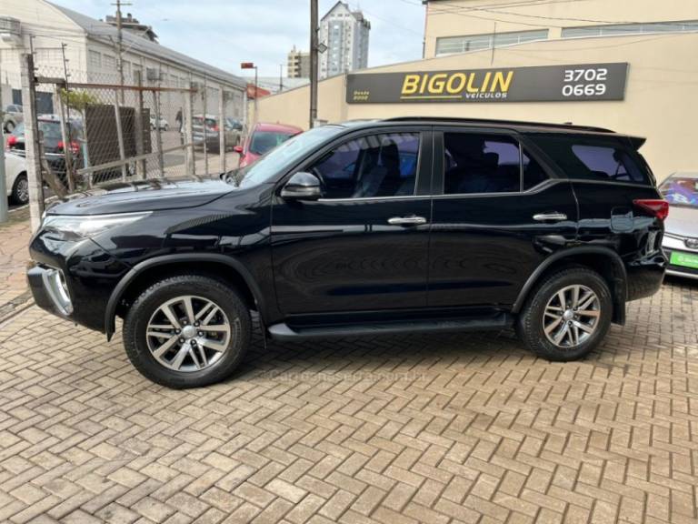 TOYOTA - HILUX SW4 - 2018/2018 - Preta - R$ 230.000,00