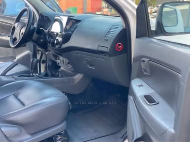 TOYOTA - HILUX - 2013/2013 - Branca - R$ 129.000,00