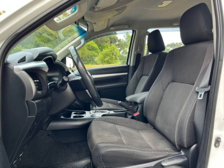 TOYOTA - HILUX - 2017/2017 - Branca - R$ 175.000,00