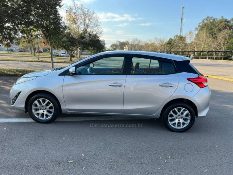 TOYOTA - YARIS - 2021/2021 - Prata - R$ 85.000,00