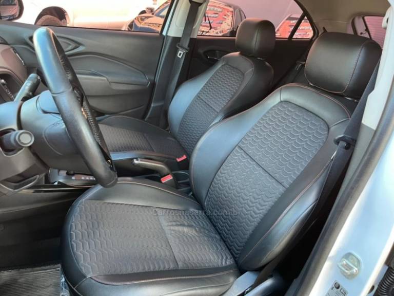 CHEVROLET - ONIX - 2017/2017 - Branca - R$ 67.000,00