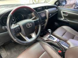 TOYOTA - HILUX SW4 - 2018/2018 - Preta - R$ 235.000,00