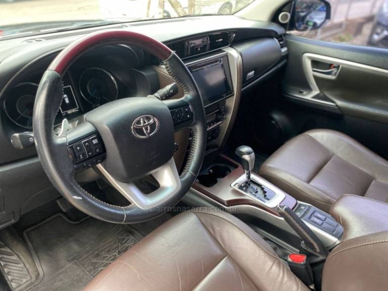 TOYOTA - HILUX SW4 - 2018/2018 - Preta - R$ 235.000,00
