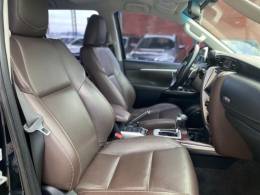 TOYOTA - HILUX SW4 - 2018/2018 - Preta - R$ 230.000,00
