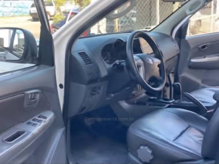 TOYOTA - HILUX - 2013/2013 - Branca - R$ 129.000,00