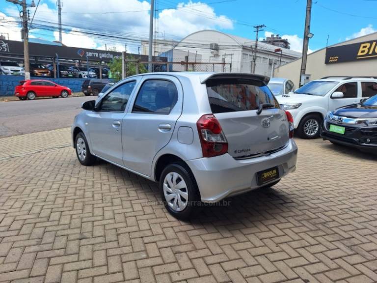 TOYOTA - ETIOS - 2021/2021 - Prata - R$ 68.000,00