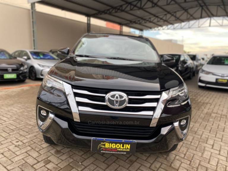 TOYOTA - HILUX SW4 - 2018/2018 - Preta - R$ 235.000,00