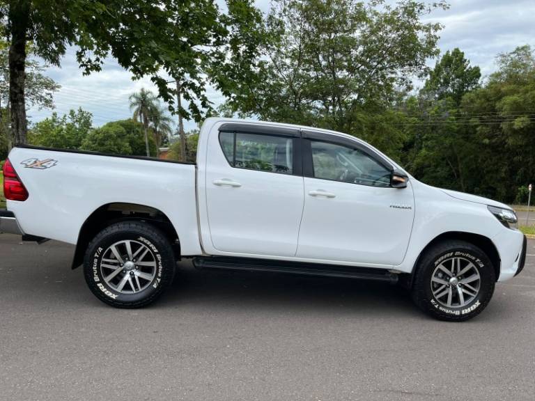 TOYOTA - HILUX - 2017/2017 - Branca - R$ 175.000,00