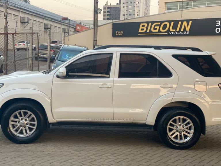 TOYOTA - HILUX SW4 - 2015/2015 - Branca - R$ 158.000,00