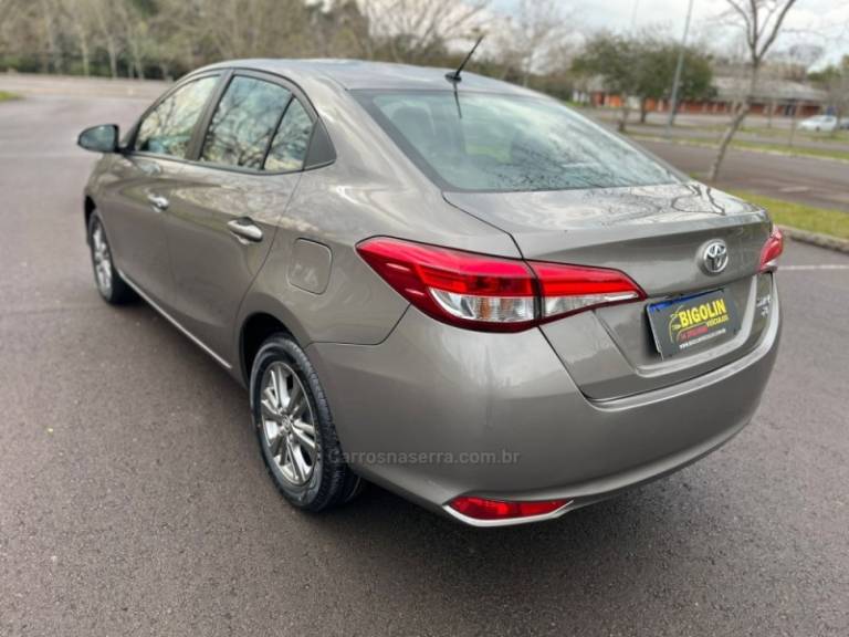TOYOTA - YARIS - 2020/2020 - Cinza - R$ 83.000,00