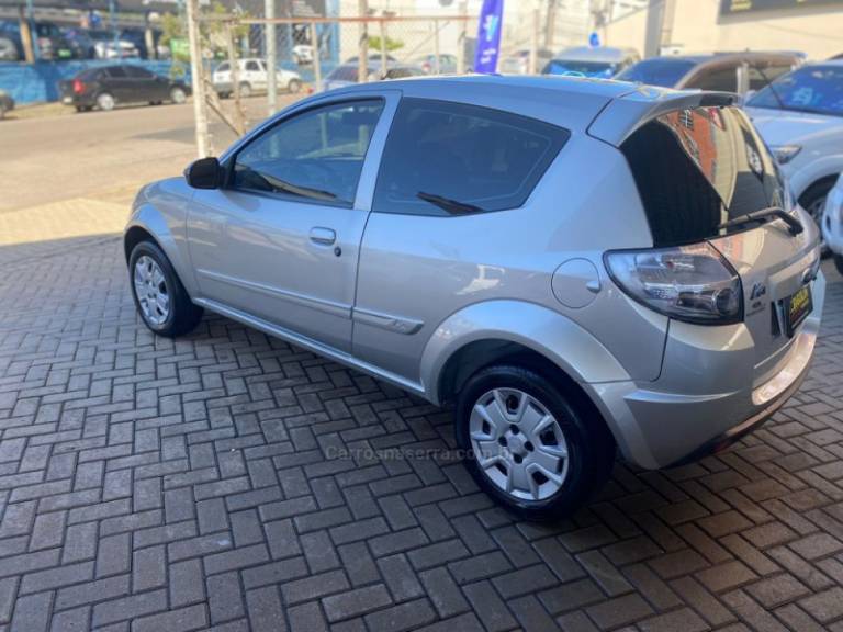 FORD - KA - 2013/2013 - Prata - R$ 32.000,00