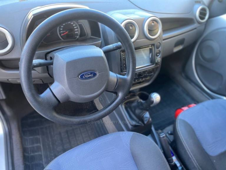 FORD - KA - 2013/2013 - Prata - R$ 32.000,00