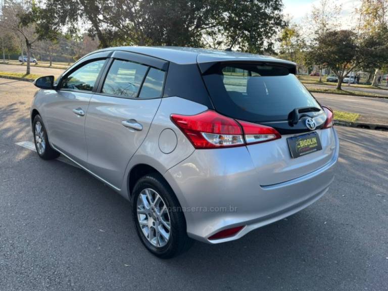 TOYOTA - YARIS - 2021/2021 - Prata - R$ 85.000,00