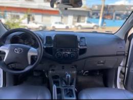 TOYOTA - HILUX - 2013/2013 - Branca - R$ 129.000,00