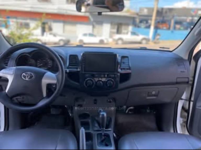 TOYOTA - HILUX - 2013/2013 - Branca - R$ 129.000,00