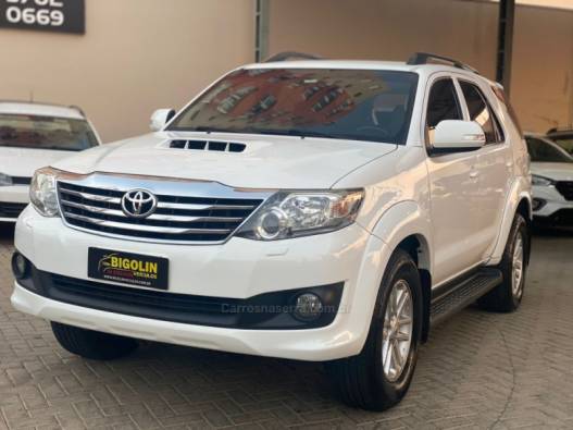 TOYOTA - HILUX SW4 - 2015/2015 - Branca - R$ 158.000,00