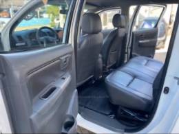 TOYOTA - HILUX - 2013/2013 - Branca - R$ 129.000,00