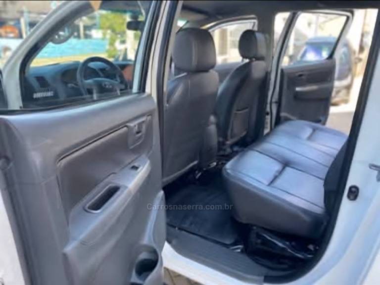 TOYOTA - HILUX - 2013/2013 - Branca - R$ 129.000,00