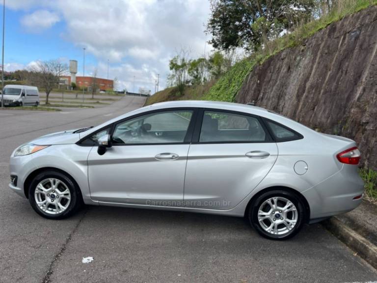 FORD - FIESTA - 2014/2014 - Prata - R$ 44.000,00