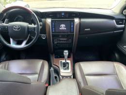 TOYOTA - HILUX SW4 - 2018/2018 - Preta - R$ 230.000,00