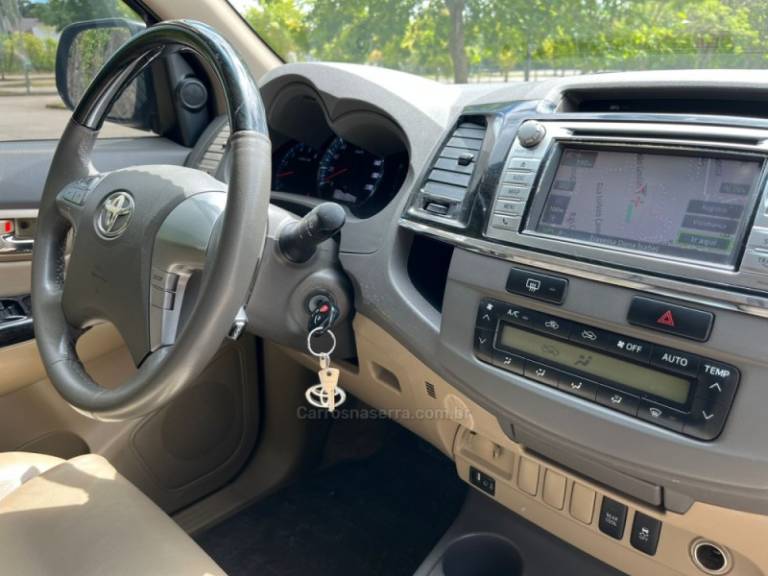 TOYOTA - HILUX SW4 - 2013/2013 - Preta - R$ 139.000,00