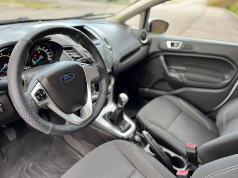 FORD - FIESTA - 2014/2014 - Prata - R$ 44.000,00