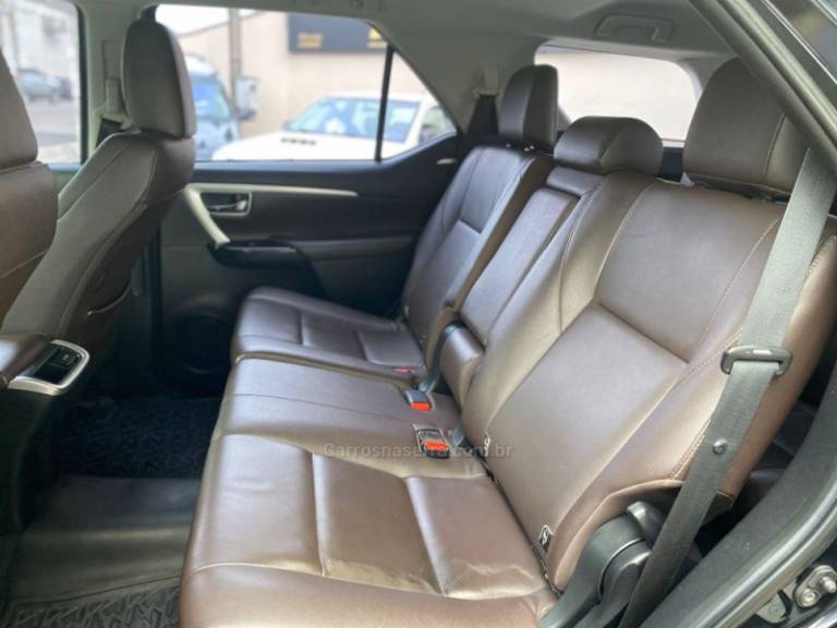 TOYOTA - HILUX SW4 - 2018/2018 - Preta - R$ 235.000,00