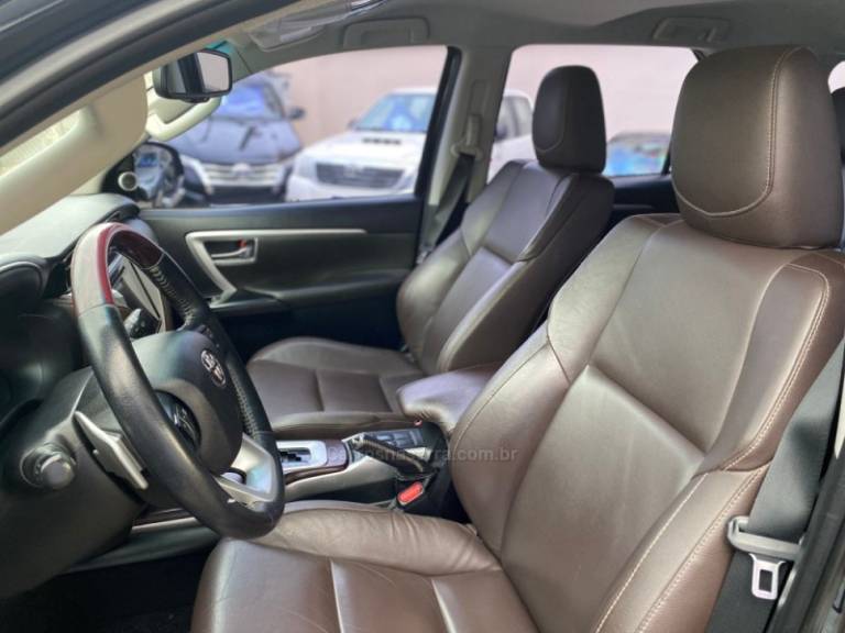 TOYOTA - HILUX SW4 - 2018/2018 - Preta - R$ 235.000,00