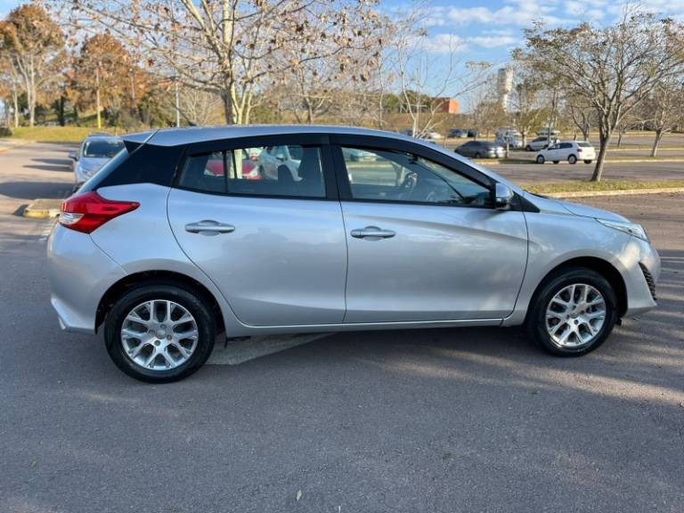 TOYOTA - YARIS - 2021/2021 - Prata - R$ 85.000,00