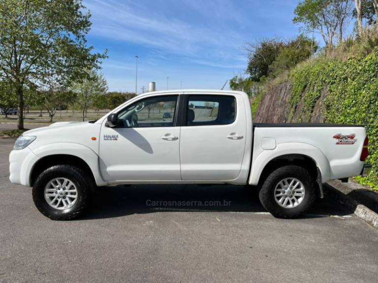 TOYOTA - HILUX - 2013/2013 - Branca - R$ 117.000,00