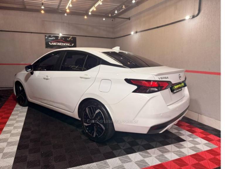 NISSAN - VERSA - 2024/2024 - Branca - R$ 109.000,00
