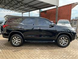 TOYOTA - HILUX SW4 - 2018/2018 - Preta - R$ 230.000,00