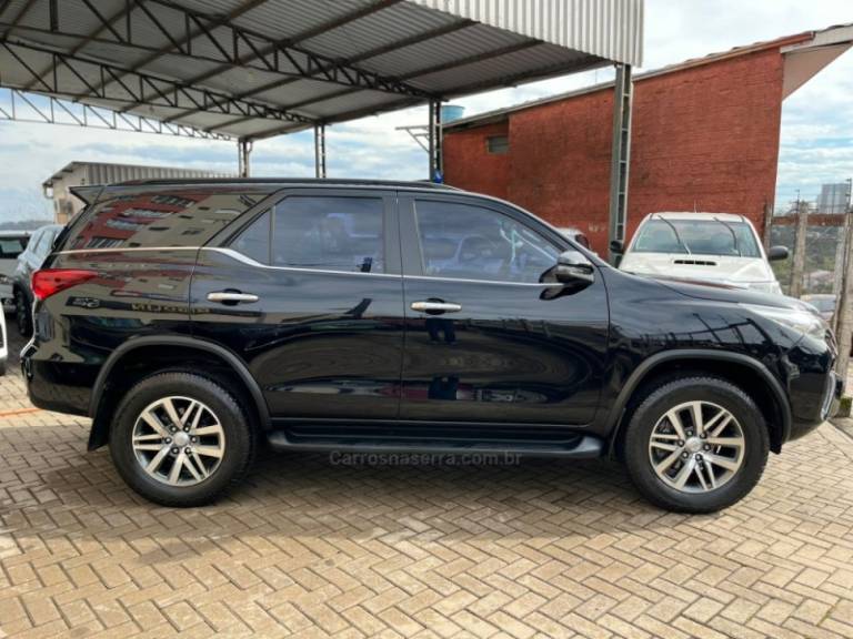 TOYOTA - HILUX SW4 - 2018/2018 - Preta - R$ 230.000,00