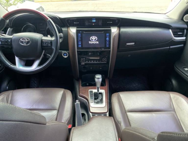 TOYOTA - HILUX SW4 - 2018/2018 - Preta - R$ 235.000,00