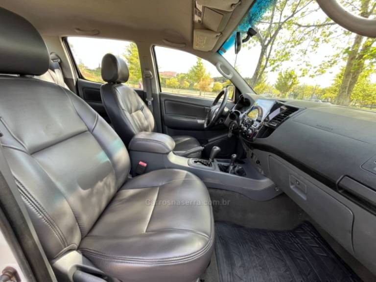 TOYOTA - HILUX - 2013/2013 - Branca - R$ 117.000,00